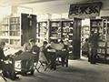 1950년대 중앙도서관(현 의과대학)에서 면학 중인 학생들 썸네일 이미지
