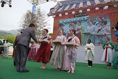 제16회 하동 야생차 문화 축제 외국인 차 경연대회 시상식 썸네일 이미지